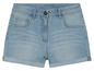 Un short en jean bleu avec des ourlets retroussés.