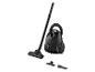 Aspirateur traîneau noir avec tuyau, tube et accessoires sur fond blanc.