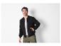 Homme portant une veste bomber noire et un pantalon cargo vert.