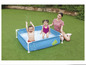 Deux enfants s'amusent dans une piscine à cadre Splash and Play.
