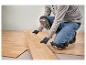 Une personne portant des genouillères Parkside pose du parquet stratifié.