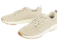 Deux baskets beiges en tricot.
