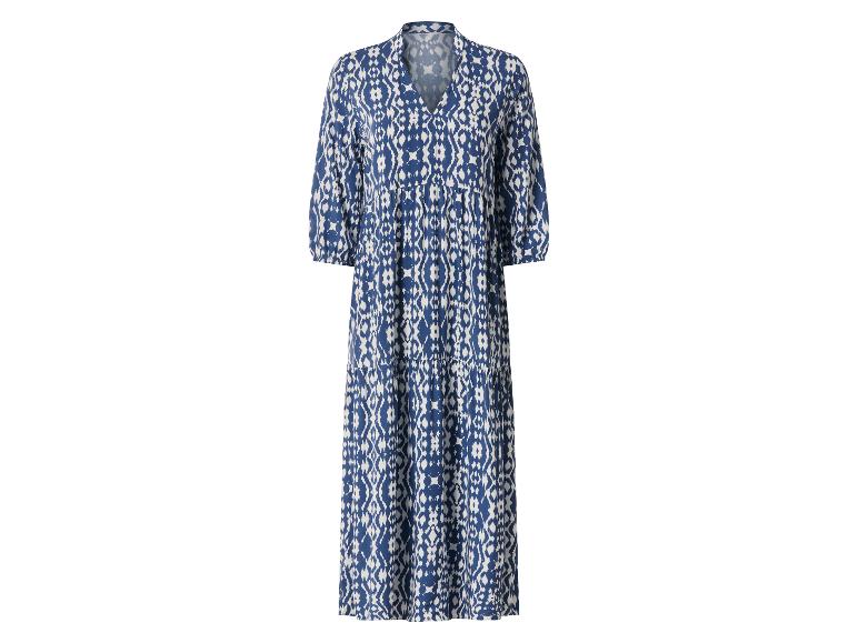 Robe longue bleue et blanche à motif ikat et manches trois-quarts.