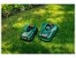 Deux tondeuses robots Parkside sur une pelouse.