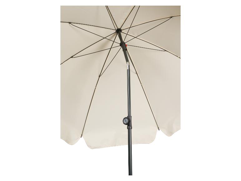 Dessous d'un parasol de jardin beige avec structure noire et mécanisme de manivelle.