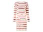Une robe en tricot blanche à rayures rouges.