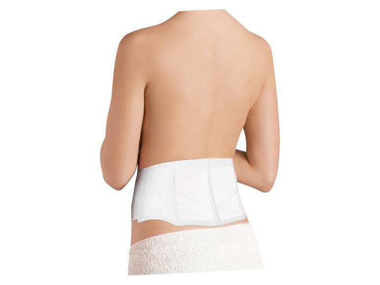 Une femme avec une ceinture lombaire blanche.