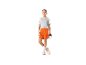 Une jeune fille souriante portant un ensemble sportif blanc et orange, tenant une bouteille d'eau.