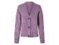 Un cardigan en tricot violet à boutons.