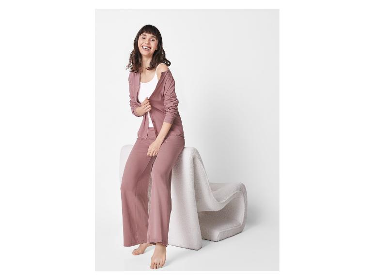 Ensemble pantalon et cardigan rose poudré : look décontracté et confortable.