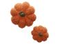 Deux citrouilles en peluche orange.