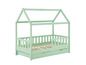 Un lit d'enfant en bois vert clair avec une tête de lit en forme de maison et deux tiroirs.