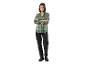 Une femme portant une chemise à carreaux verts et un pantalon noir.