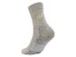 Une chaussette de sport vert clair avec des zones renforcées plus foncées et des rayures.