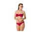 Bikini rouge pour femme avec haut bandeau et lunettes de soleil.