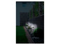 Lampes solaires de jardin avec LED le long d'un mur en pierre.