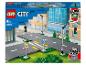 LEGO City : panneaux routiers, feux et lampadaires lumineux dans le noir.