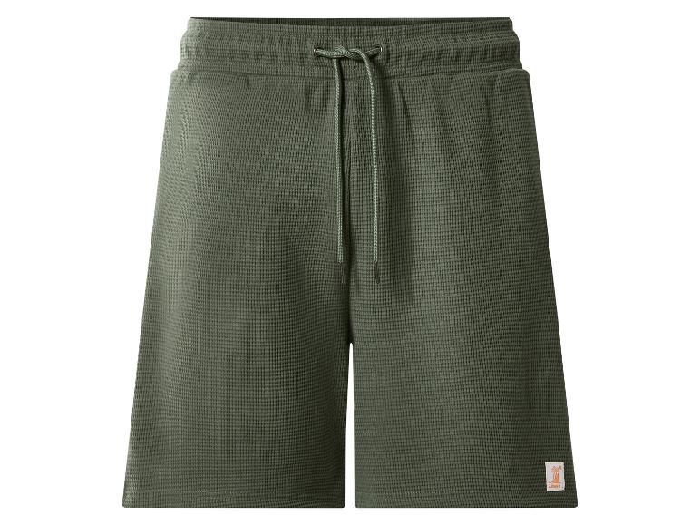 Shorts gaufrés vert foncé avec cordon de serrage réglable et écusson avec le mot « SUMMER ».