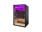 Sauna infrarouge avec porte vitrée et éclairage violet.