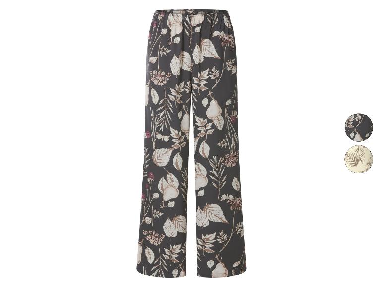 Pantalon large à motif floral et fruits sur fond gris foncé, avec deux échantillons de couleur.