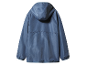 Une veste coupe-vent bleue à capuche.