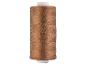 Bobine de fil marron sur fond blanc.