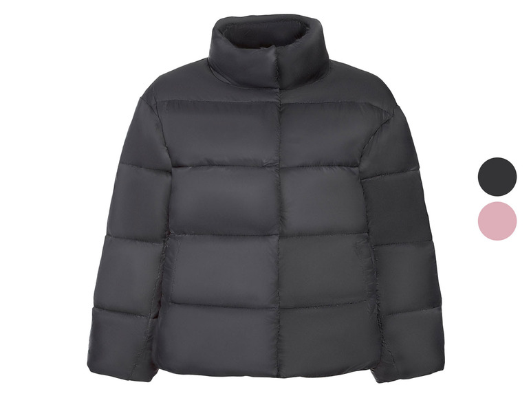 Une veste d'hiver noire à col montant.