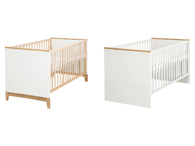 Deux lits bébé blancs avec des accents en bois.
