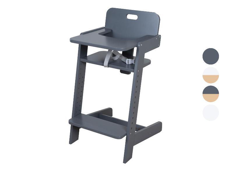 Chaise haute en bois gris avec repose-pieds réglables et plateau, avec échantillons de couleurs.