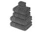 Une pile de serviettes de bain gris foncé.
