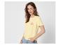 Femme en t-shirt jaune avec le texte 'Ciao Bella' et un short en jean.