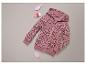 Un sweat-shirt rose à capuche avec un imprimé de cœurs et des jouets en bois en forme de glaces.