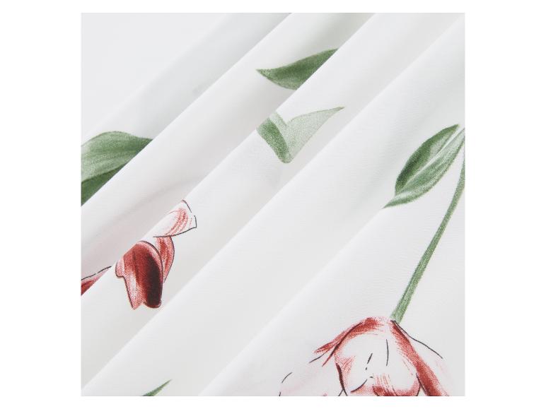 Tissu blanc avec des fleurs rouges et des feuilles vertes