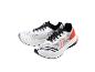 Paire de chaussures de course blanches et oranges avec lacets noirs