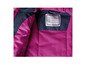 Une veste rose avec une étiquette de nom à l'intérieur.