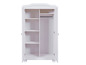 Une armoire blanche avec les portes ouvertes, des étagères et une barre de penderie.