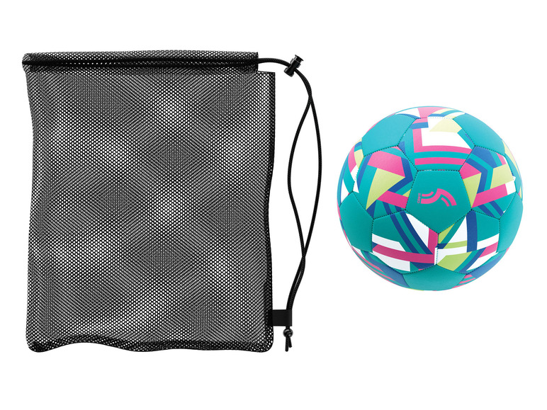 Un ballon de football avec un motif géométrique et un sac en filet noir.