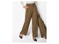 Femme en pantalon large vert olive et veste assortie.