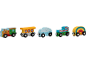 Cinq wagons de train en bois colorés avec divers motifs, dont une locomotive, un nuage et un arc-en-ciel.
