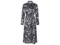 Une longue robe noire à imprimé floral blanc.