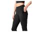 Femme en legging noir avec poche pour téléphone et soutien-gorge de sport noir.