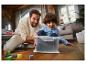 Un père et son fils jouent avec des blocs et une boîte de rangement.