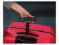 Valise rose et pèse-bagages TopMove : pesée de bagages pour les voyages.