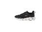 Chaussures de sport noires avec des accents roses.