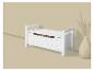 Banc de rangement blanc avec compartiment ouvert et décoration végétale