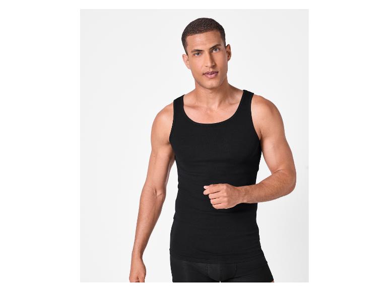 Débardeur et boxers noirs pour homme sur fond blanc.