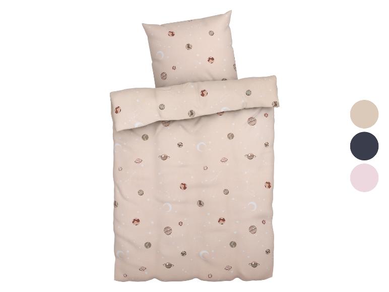 Parure de lit à motifs planètes dans des tons doux.