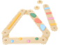 Triangle d'escalade en bois avec prises colorées et barreaux, et deux disques en bois.