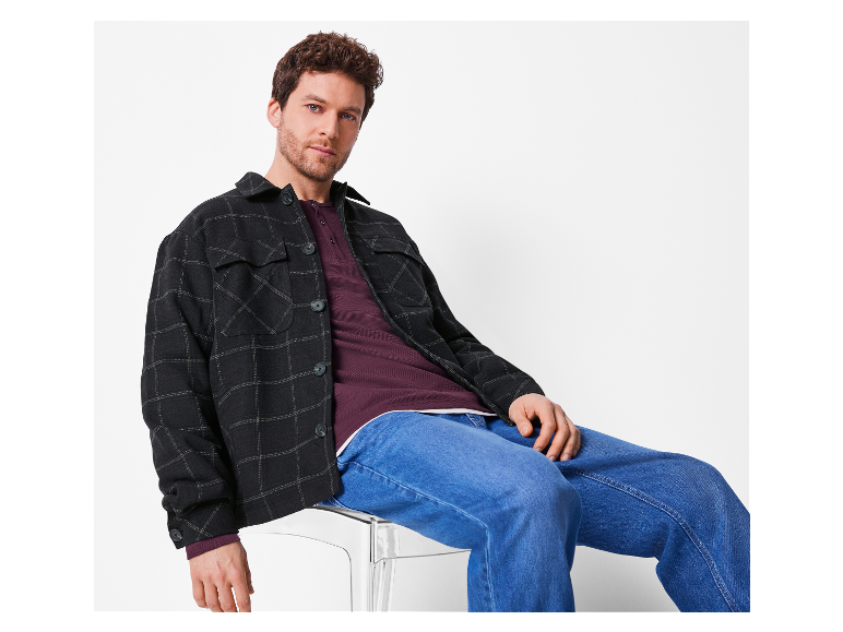 Modèle masculin portant une chemise en flanelle noire et un jean.