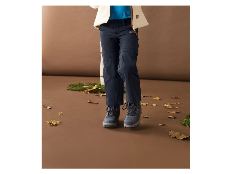 Pantalon de randonnée bleu marine et chaussures de randonnée pour enfants.